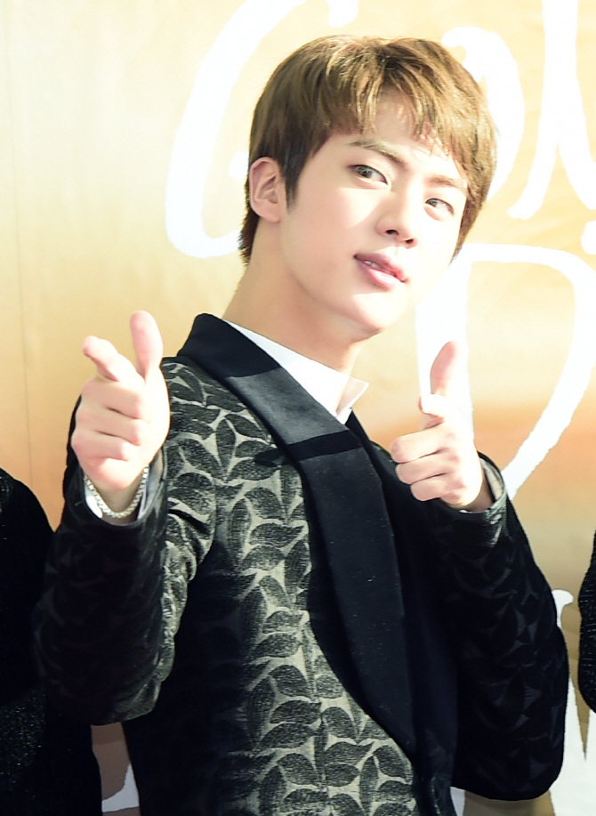 방탄소년단 진, '정글 애교남의 사랑의 총알~'