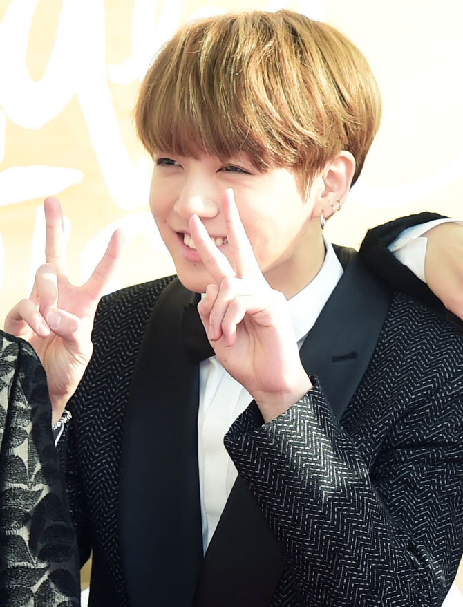 방탄소년단 정국, '백만불짜리 눈빛에 깨알 브이~'