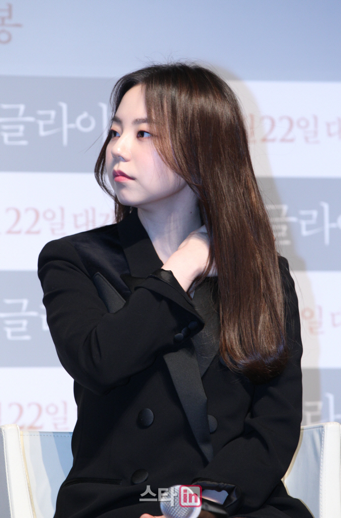 [포토]머리를 쓸어 내리는 배우 안소희