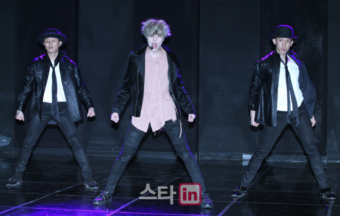 [포토]틴탑 니엘, '합이 딱 맞는 칼군무'
