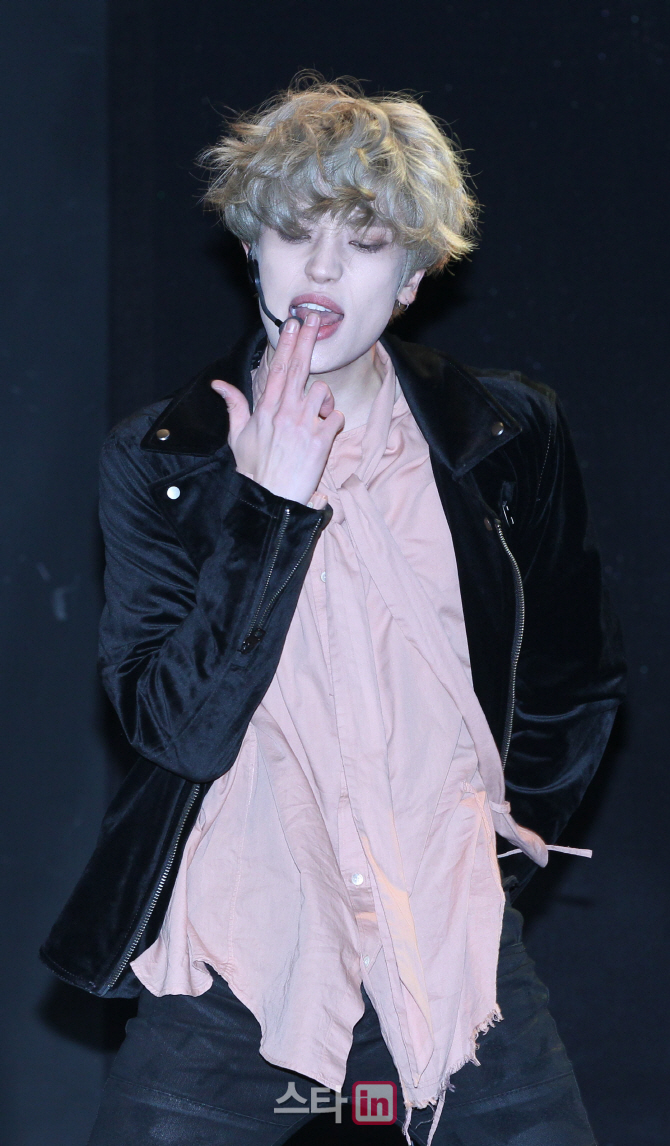 [포토]틴탑 니엘, '살짝 침을 바르며'