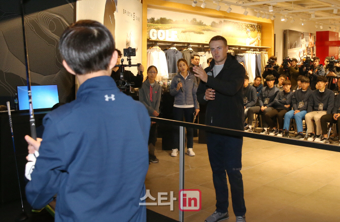 [포토]조던 스피스, '꿈나무들을 위한 레슨'