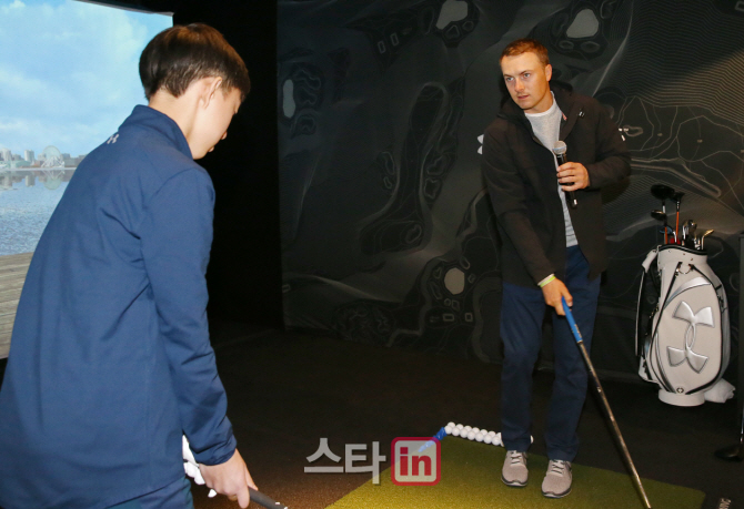 [포토]조던 스피스, '이렇게 해볼까?'