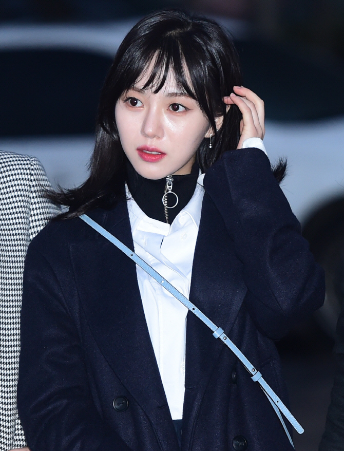 민아, '머리카락을 쓸어 넘기며~'