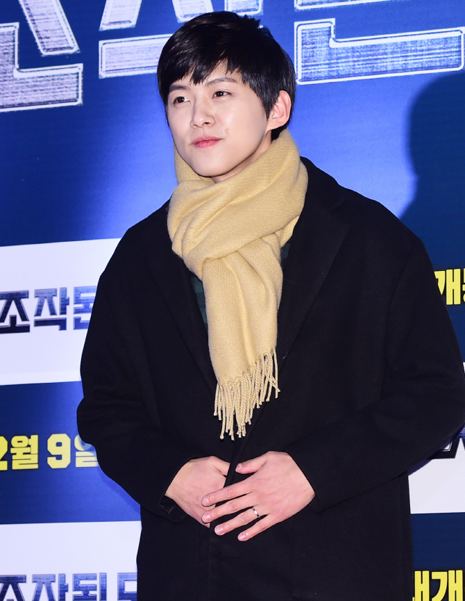 동호, '왼손 네번째 손가락 결혼 반지 반짝 반짝~'