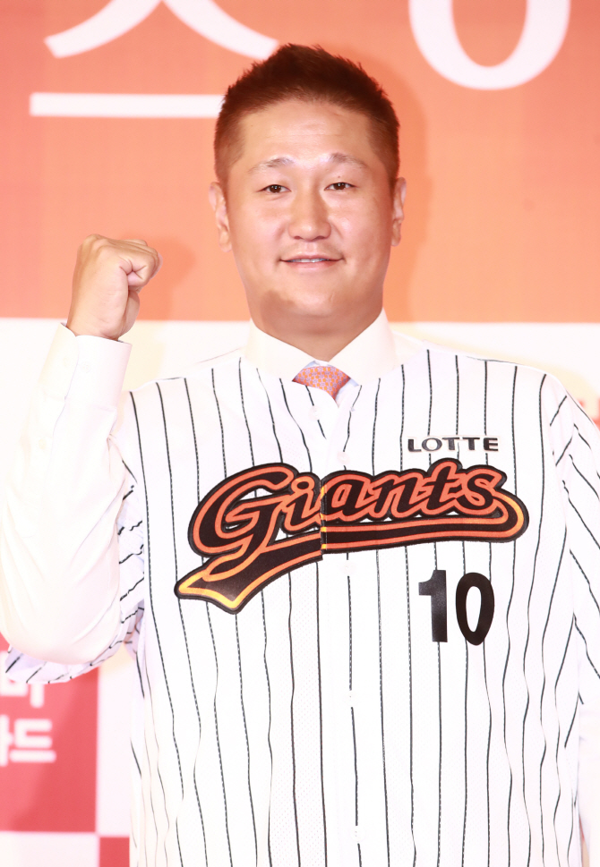 이대호, '조선의 연봉킹' 등극…억대 연봉 158명 '역대 최다'