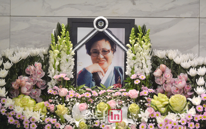 [포토]배우 故 김지영, 영정 속 환한 미소만 남기고...