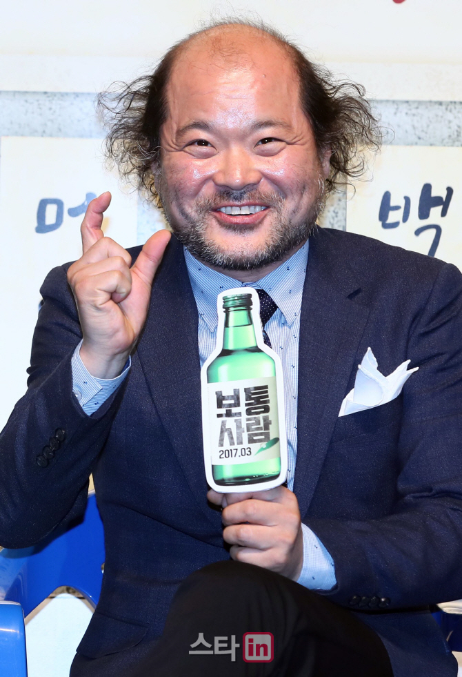 [포토]배우 김상호, '소주 한잔?'