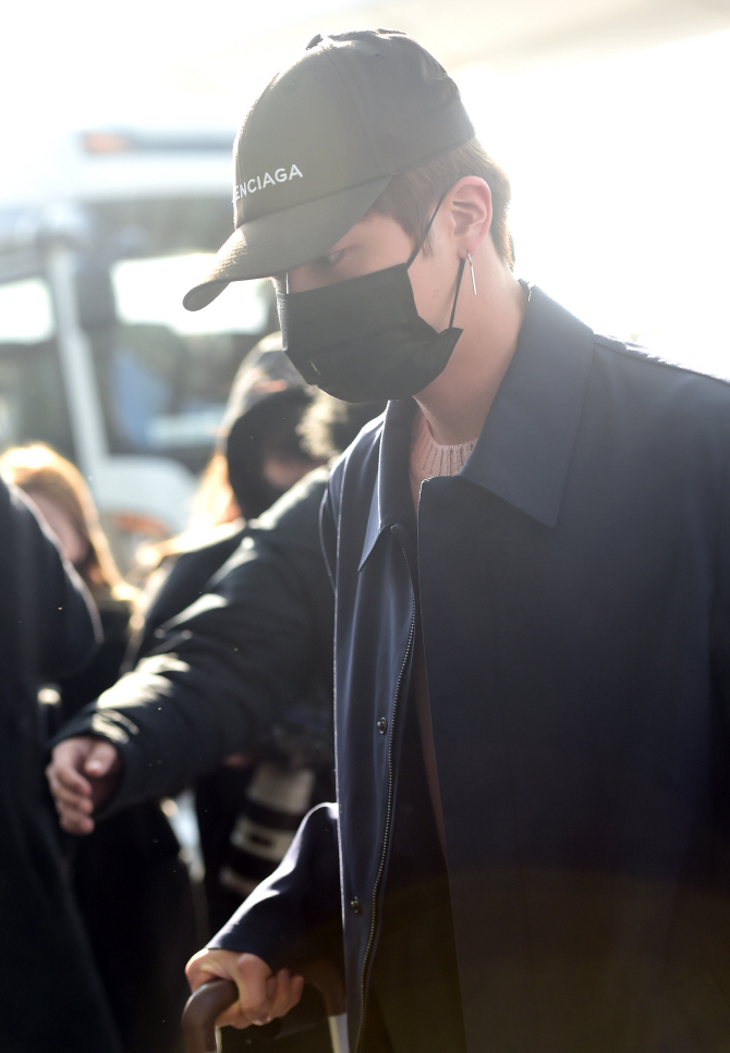 방탄소년단 진, '모자와 마스크로도 가려지지 않는 멋짐~'