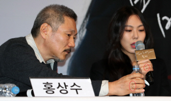 ‘김민희 사랑해’ 말한 홍상수 “법에 저촉 안 되면”…관객은 어떻게 볼까(종합)