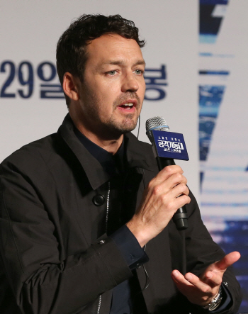 루퍼트 샌더스 감독 “‘공각기동대’ 리메이크, 심플한 스토리가 필요했다”