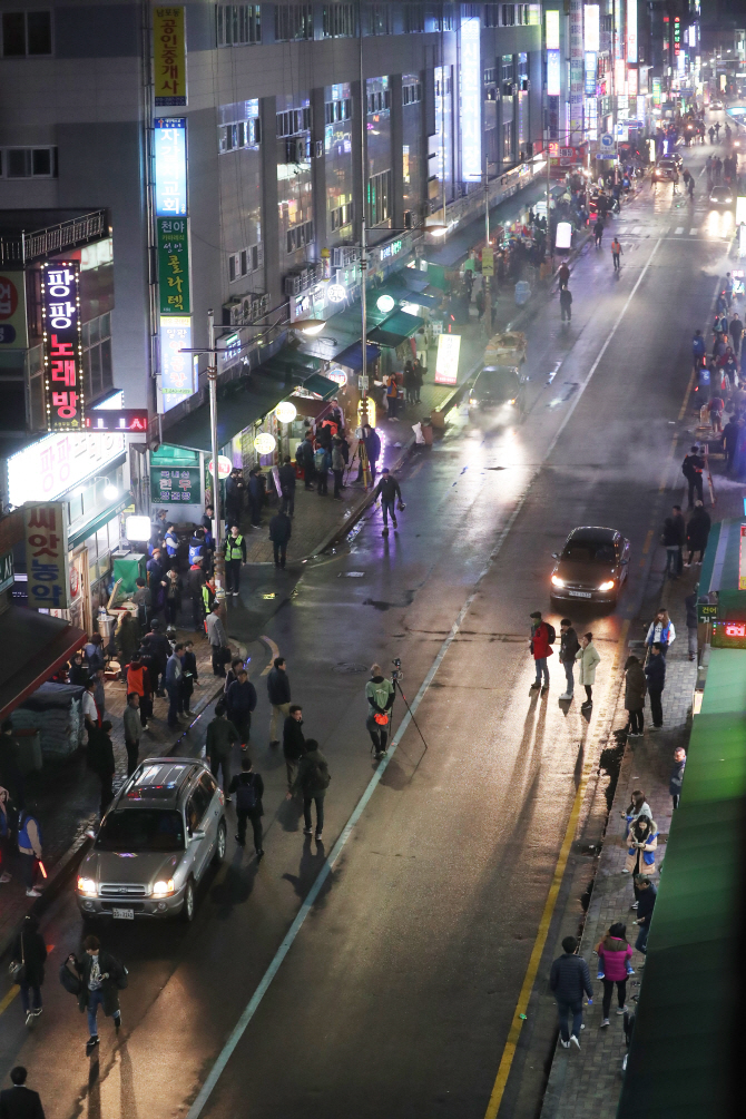 [포토] '블랙팬서' 촬영에 텅빈 부산 자갈치로