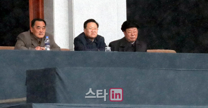 [포토]여자아시안컵 경기 관람하는 최룡해