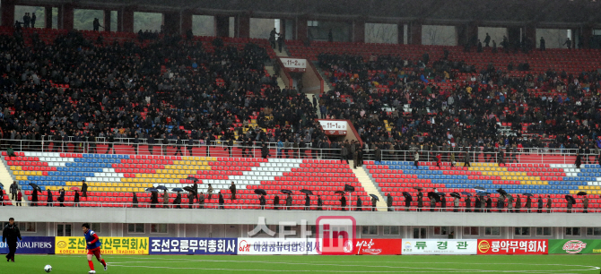 [포토]이동하는 북한 관중들
