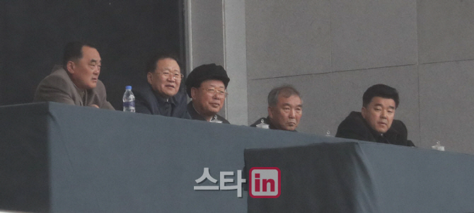 [포토]축구경기 지켜보는 최룡해