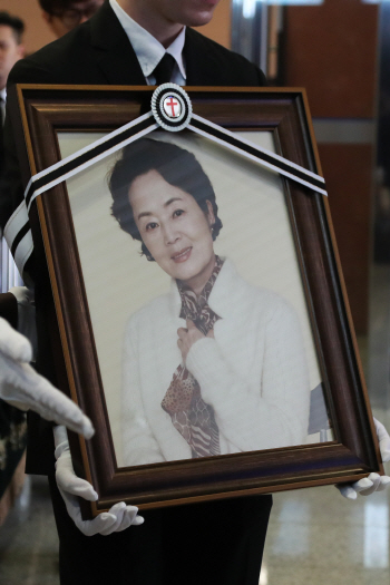 연기 갈망한 故김영애, 꽃처럼 지다… 11일 발인 엄수