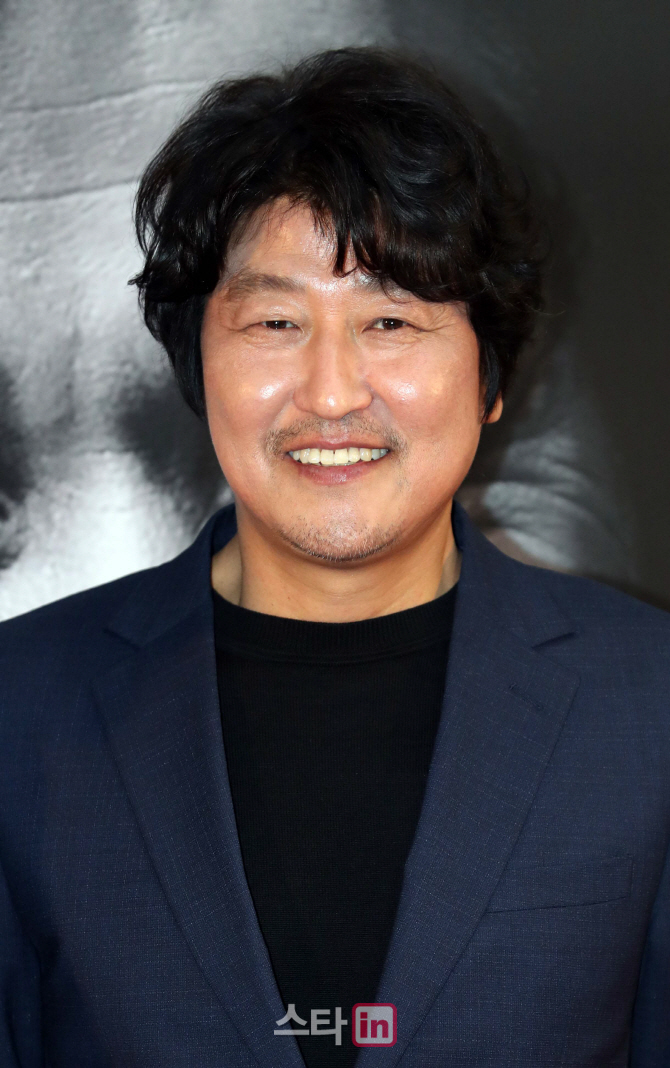 [포토]송강호 '안성기 선배님 축하드립니다'