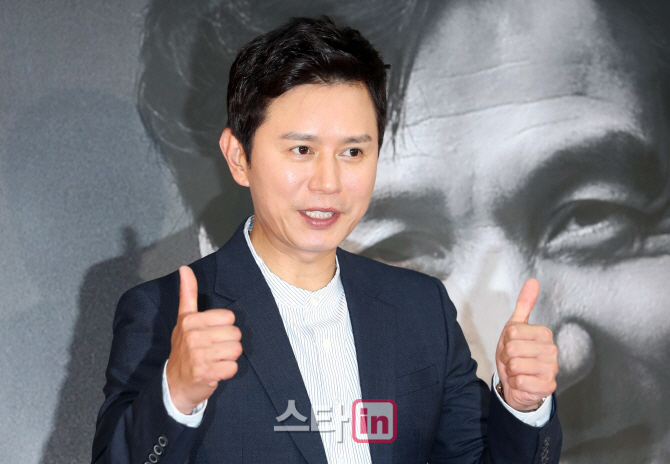 [포토]김민종 '안성기 선배님 축하드립니다'