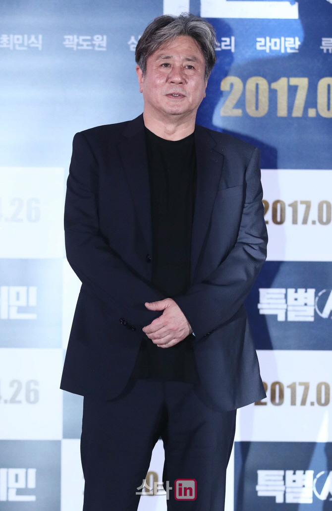 [포토]배우 최민식, '국민 배우의 여유'