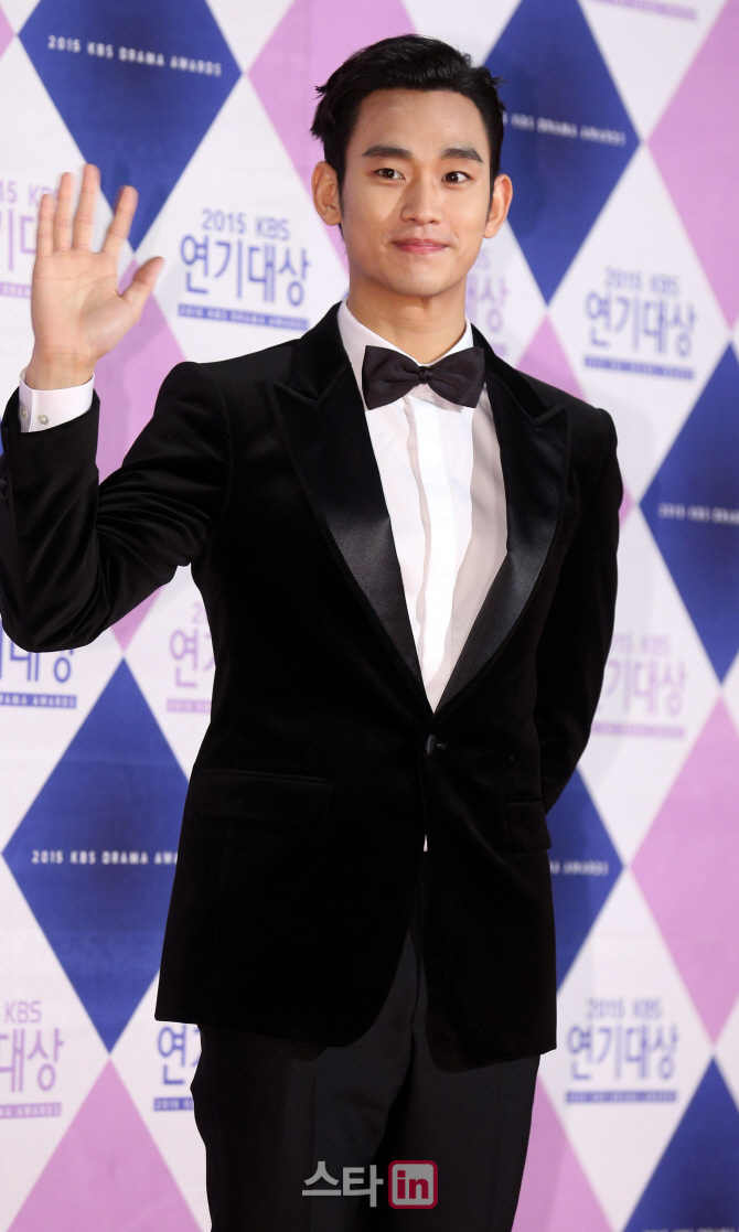 김수현, 일본 여행서 벚꽃놀이하고 싶은 스타 1위