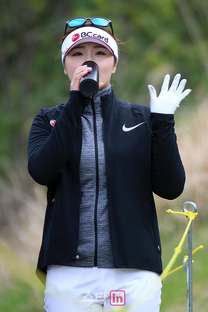 [포토] 김예진, '추운 날씨에는 따뜻한 물이 최고에요'