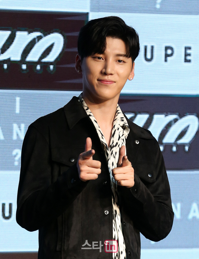[포토]스누퍼 우성, '女心 녹이는 사랑의 쌍권총'