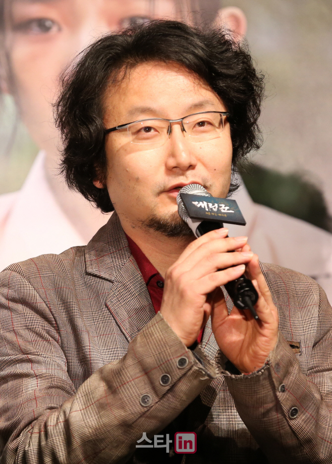 [포토]인사말하는 영화 '대립군'의 정윤철 감독