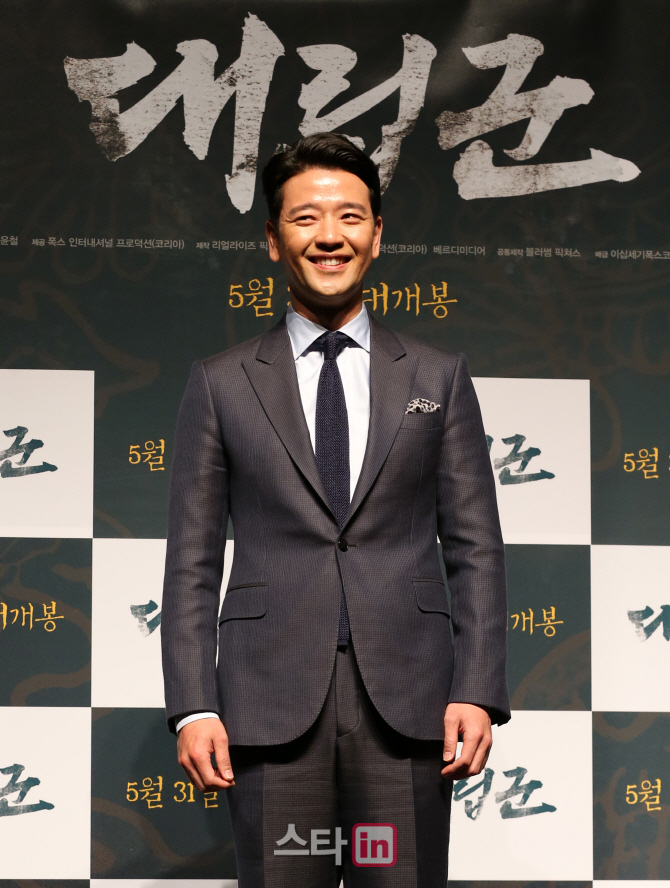 [포토]배수빈, 영화 '대립군'에서 만나요!