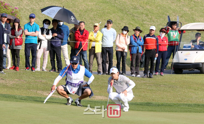 [포토]마지막 홀 퍼팅라인 살펴보는 김민선5