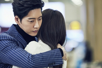 '맨투맨' 박해진, 낯선 여인과 포옹…新작전 예고