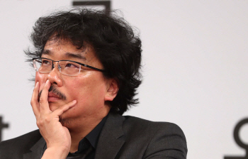 봉준호 “칸 초청 두렵다…극장·스트리밍 공존할 것”
