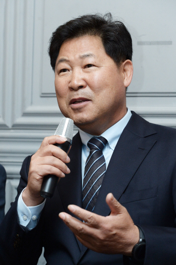 ‘야구 전도사’ 이만수 감독 “목표 27가지 중 하나 이루게 돼 행복”