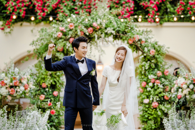 [포토]'결혼' 윤소이♡조성윤, 힘찬 출발