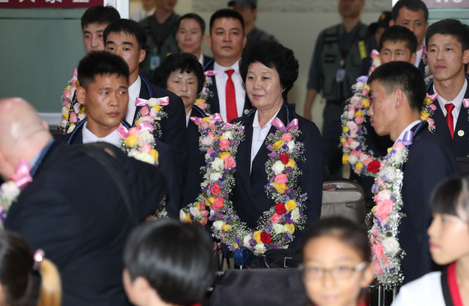 [포토] 입국한 북한 태권도시범단