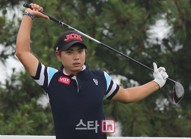 [포토] 스트레치하는 이형준, '근육은 풀고 긴장은 높이고~'