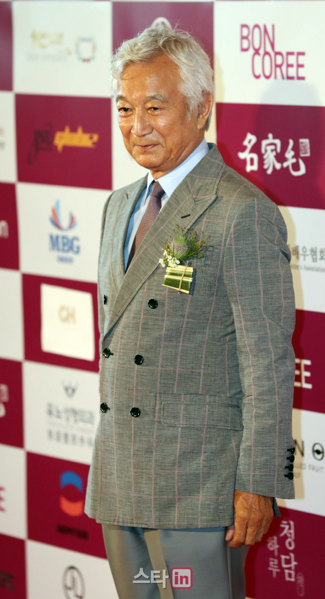 [포토]암 투병 중 시상식 찾은 신성일