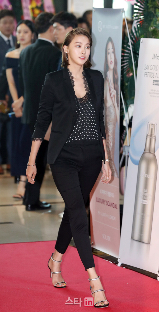 [포토]레드카펫 밟는 유인영
