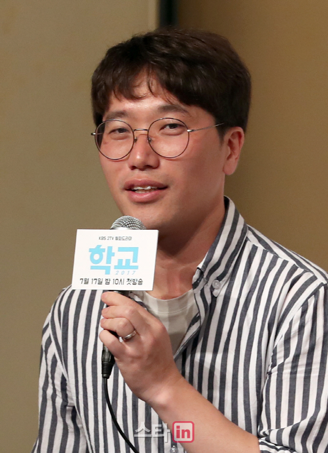 [포토]인사말하는 '학교 2017'의 박진석 연출