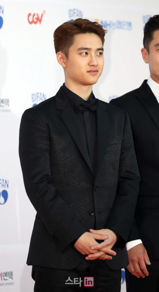 [포토]도경수 '수줍게 손 모으고'