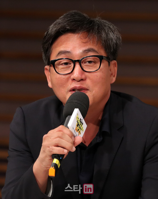[포토]인사말하는 '죽어야 사는 남자' 고동선 연출