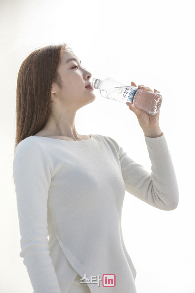 [포토]김연아, 물보다 투명 한 자연그대로 청량감 여신미모 공개-3