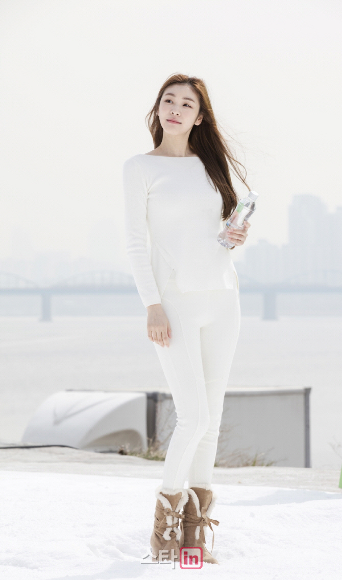 [포토]김연아, 물보다 투명 한 자연그대로 청량감 여신미모 공개-4
