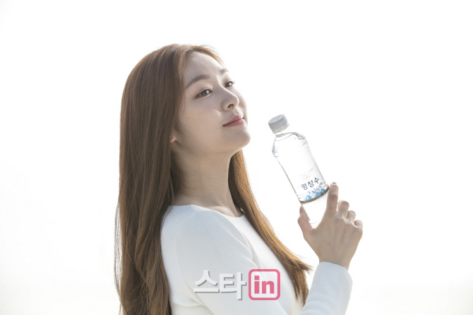 [포토]김연아, 물보다 투명 한 자연그대로 청량감 여신미모 공개-5