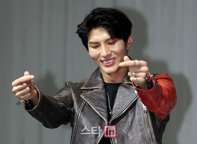 [포토]VIXX LR 레오, '수줍은 미니 하트'
