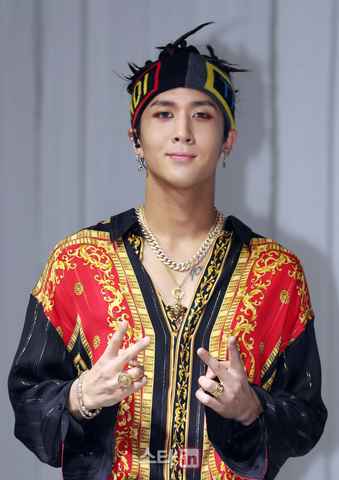 [포토]VIXX LR 라비, '파격적인 패션'