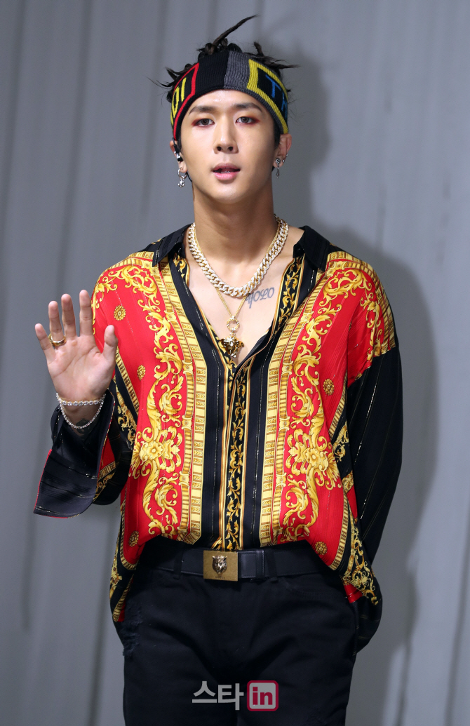 [포토]VIXX LR 라비, '카리스마 인사'