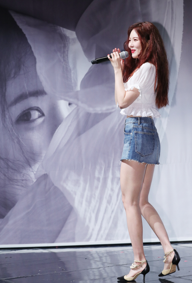 현아, '섹시미 흩뿌리며'