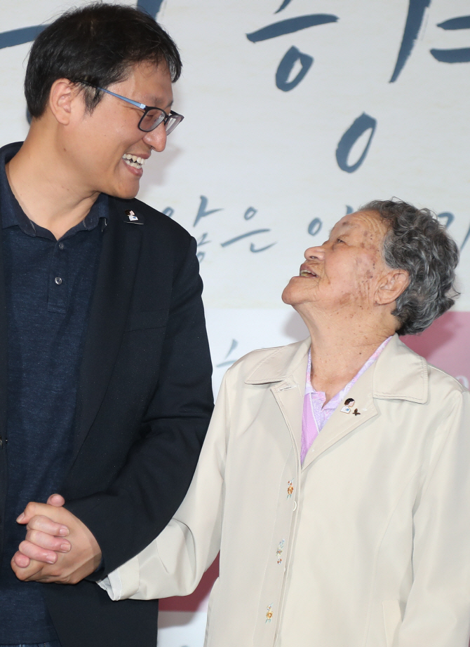 [포토] 환한 미소짓는 박옥선 할머니와 조정래 감독