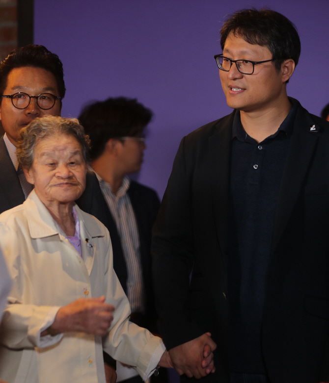 [포토] 조정래 감독 손 꼭 잡은 박옥선 할머니