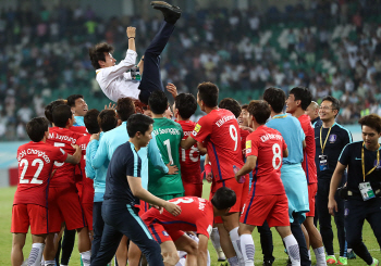 '9연속 월드컵 진출' 그래도 웃을 수 없는 한국축구